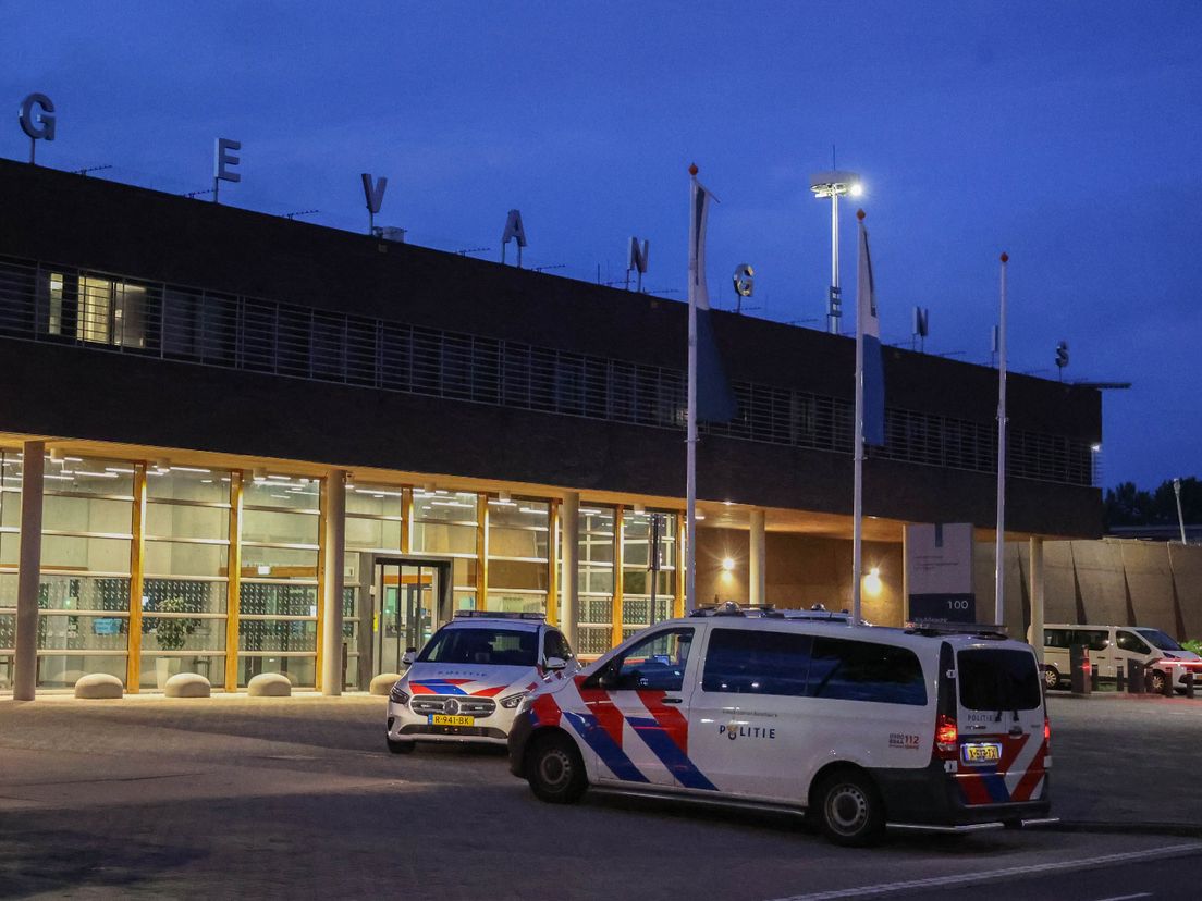 De brand brak uit bij de gevangenis aan de Koddeweg in Hoogvliet.