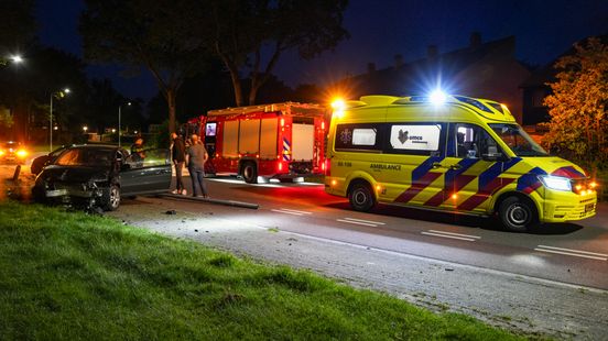 Bestuurder gewond na botsing tegen lantaarnpaal. Bestuurder gewond na botsing tegen lantaarnpaal.