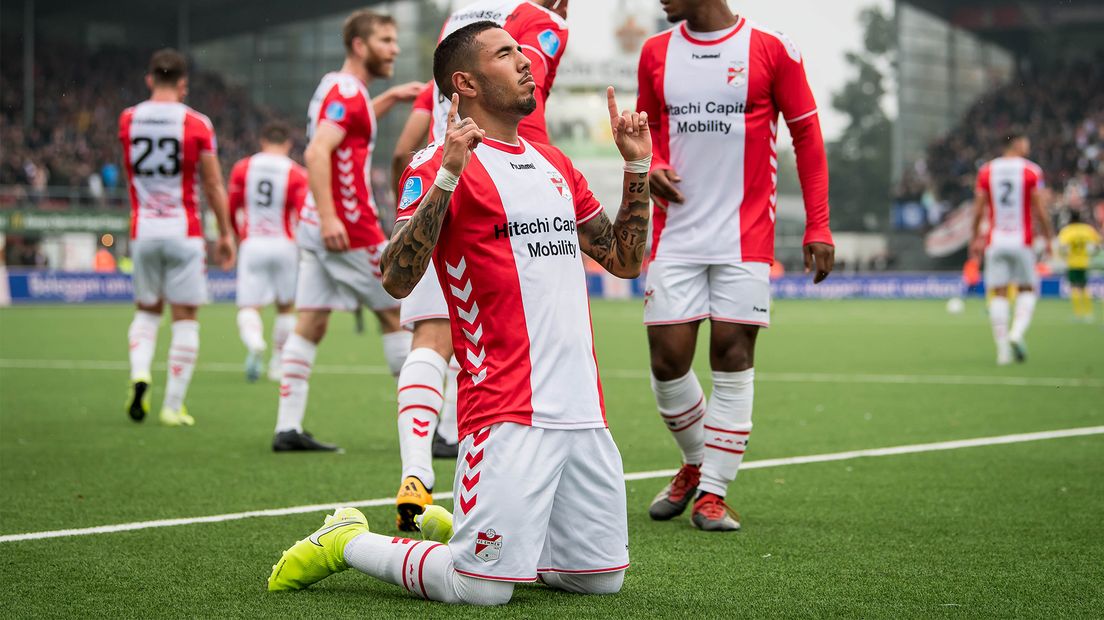 Sergio Peña schiet FC Emmen naar de winst (Rechten: Hollandse Hoogte / Lars Smook)