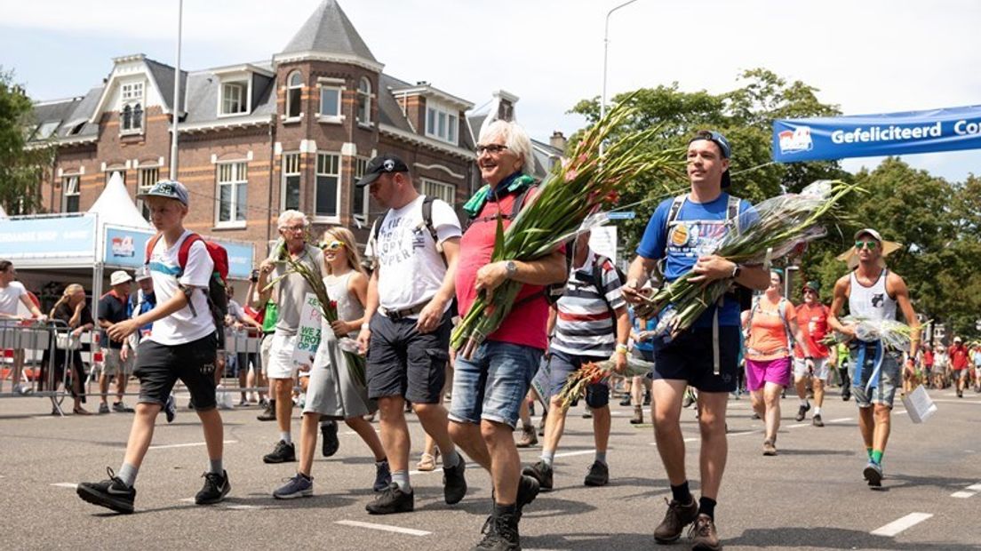 Wandelaars op de laatste dag van de Vierdaagse.