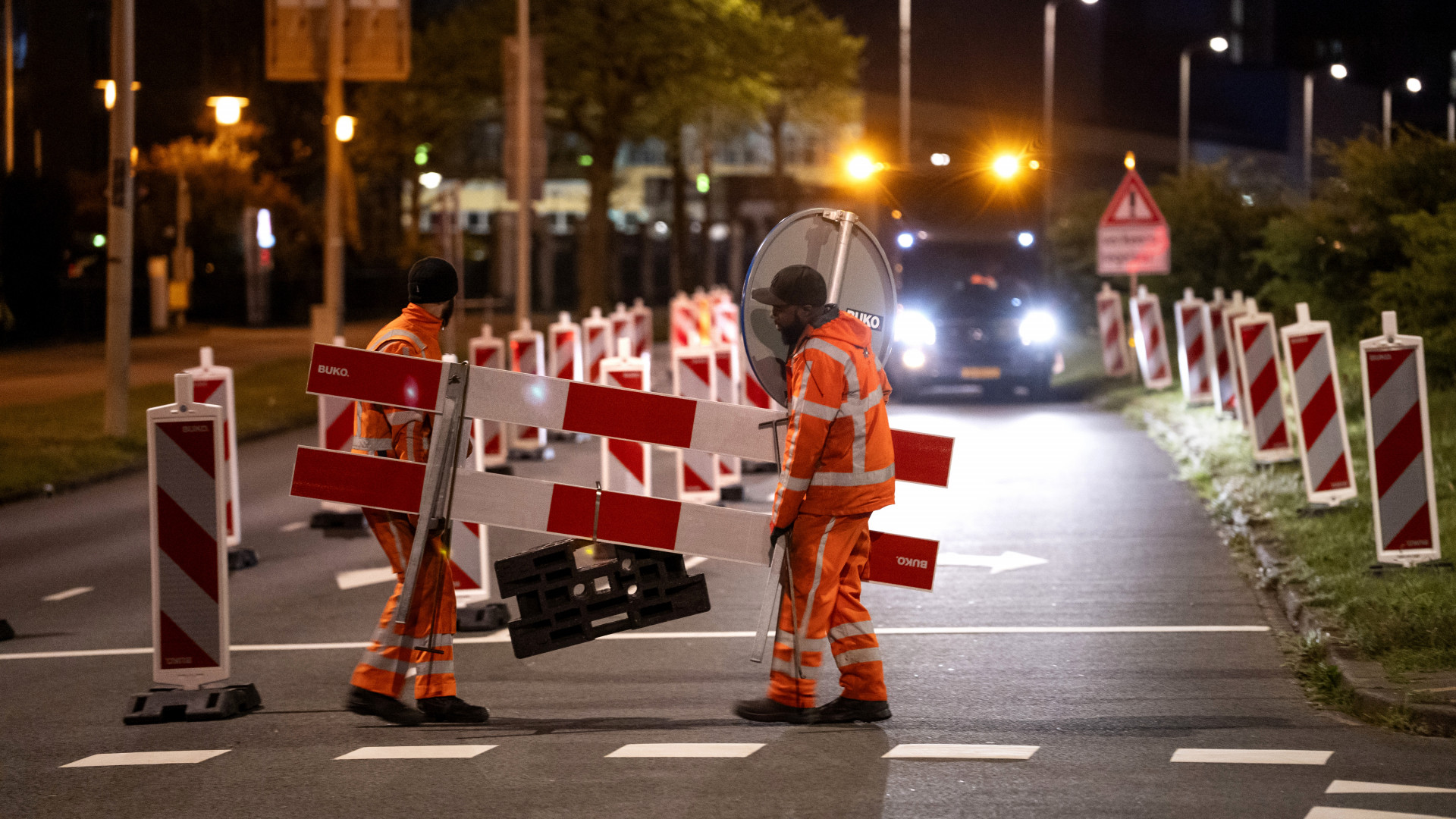 De hekken worden neergezet