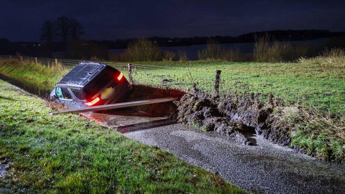 Auto in sloot bij Eursinge, bestuurder aangehouden