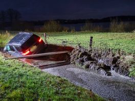 Auto in sloot bij Eursinge, bestuurder aangehouden