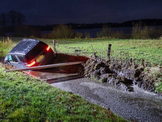 Auto in sloot bij Eursinge, bestuurder aangehouden