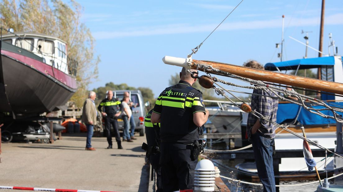 De politie doet onderzoek in Jachthaven Kroeze.