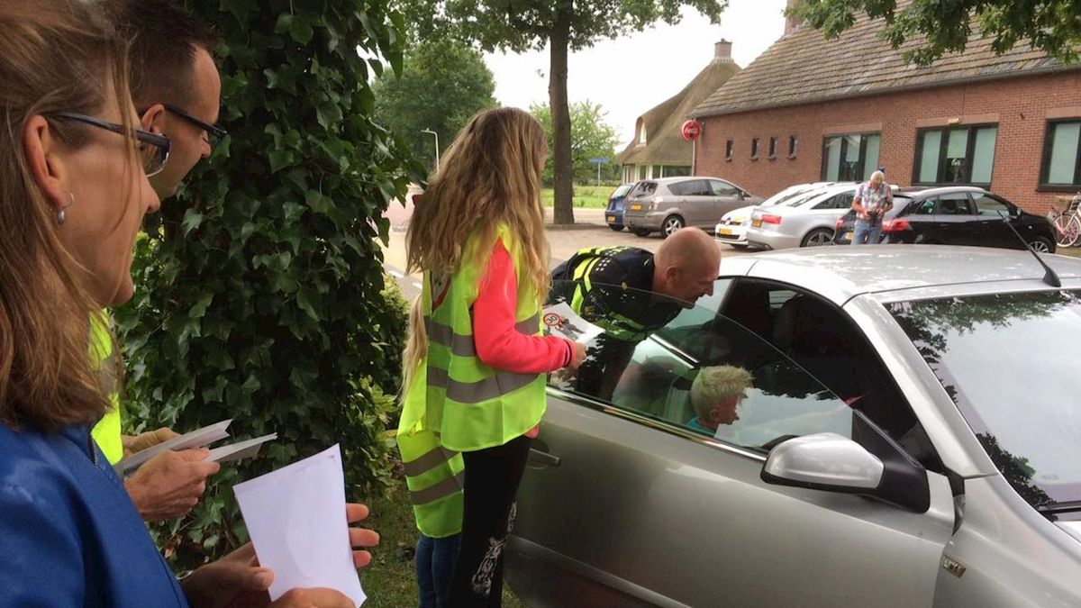 Kinderen controleren snelheid van automobilisten in Hoogenweg