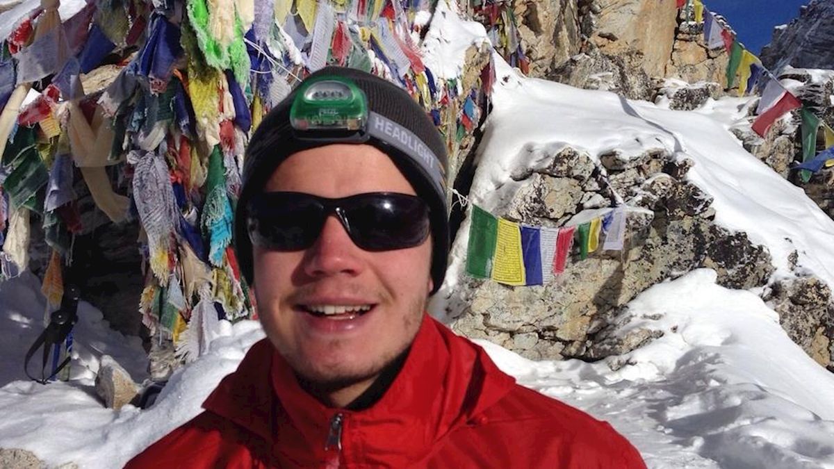 Okkenbroeker staat weer met beide benen op Hollandse bodem na aardbeving in Nepal