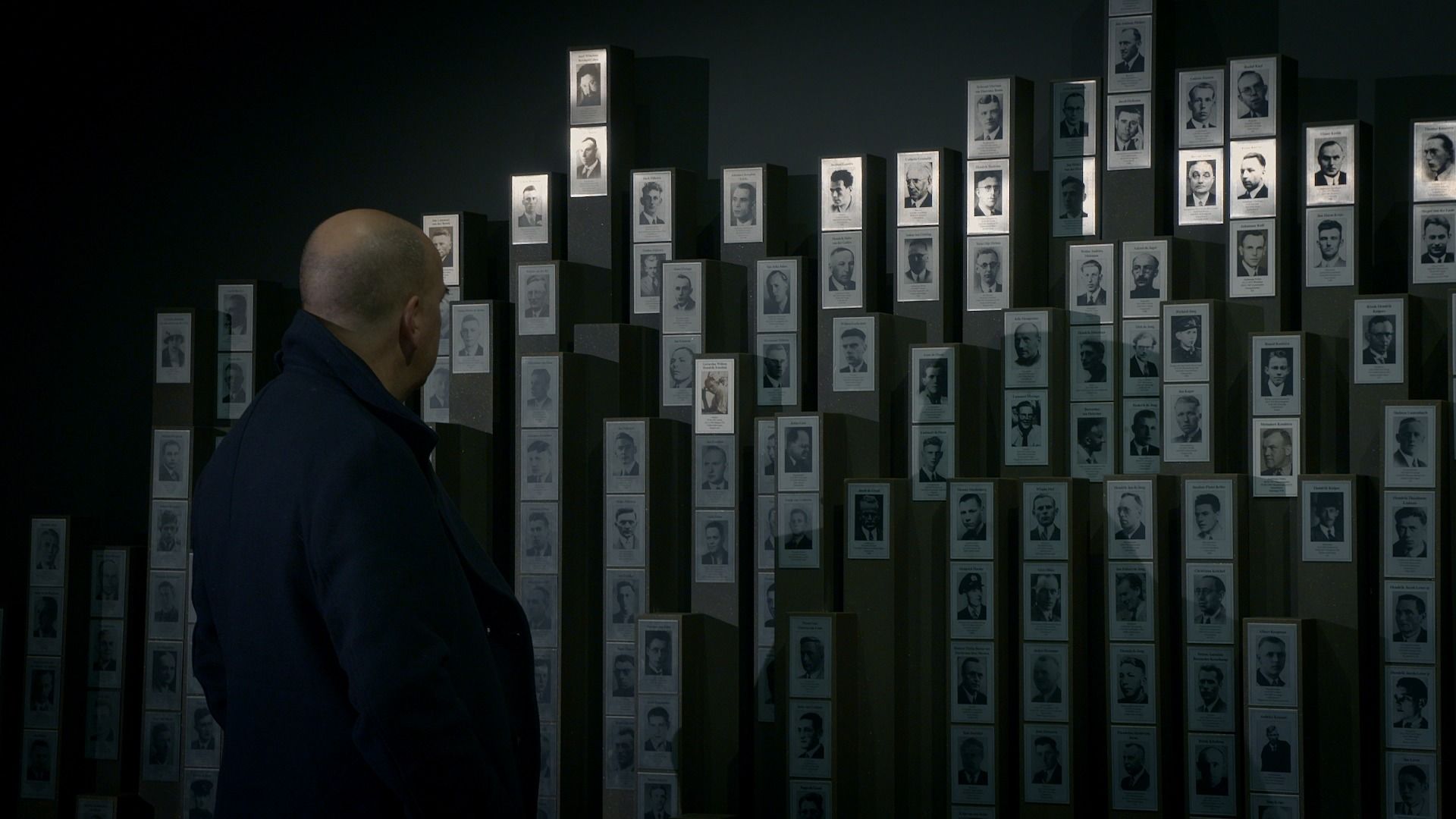 Gerard van der Veer by it monumint fan omkommen fersetsminsken yn it Fries Verzetsmuseum