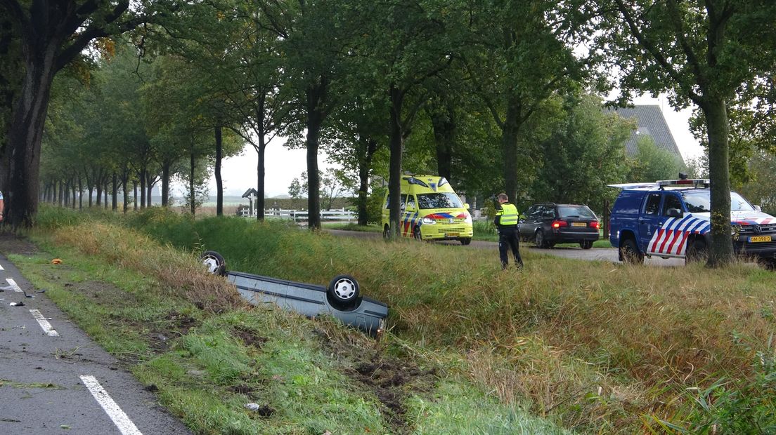 Auto ondersteboven in sloot (Rechten: Persbureau Meter)