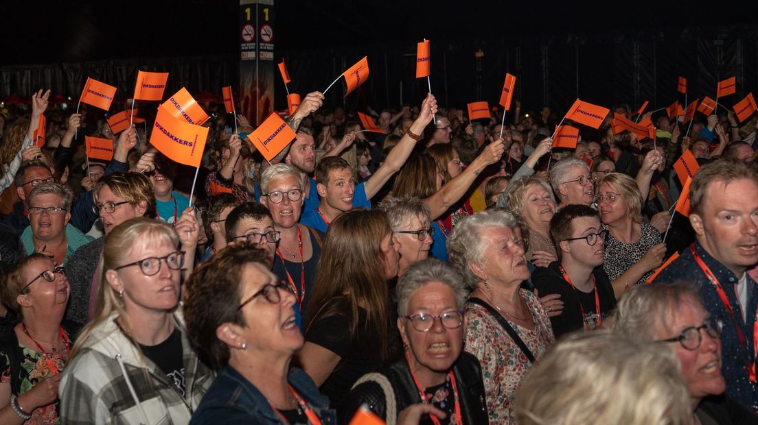 Honderden bezoekers in de feesttent bij Pesse