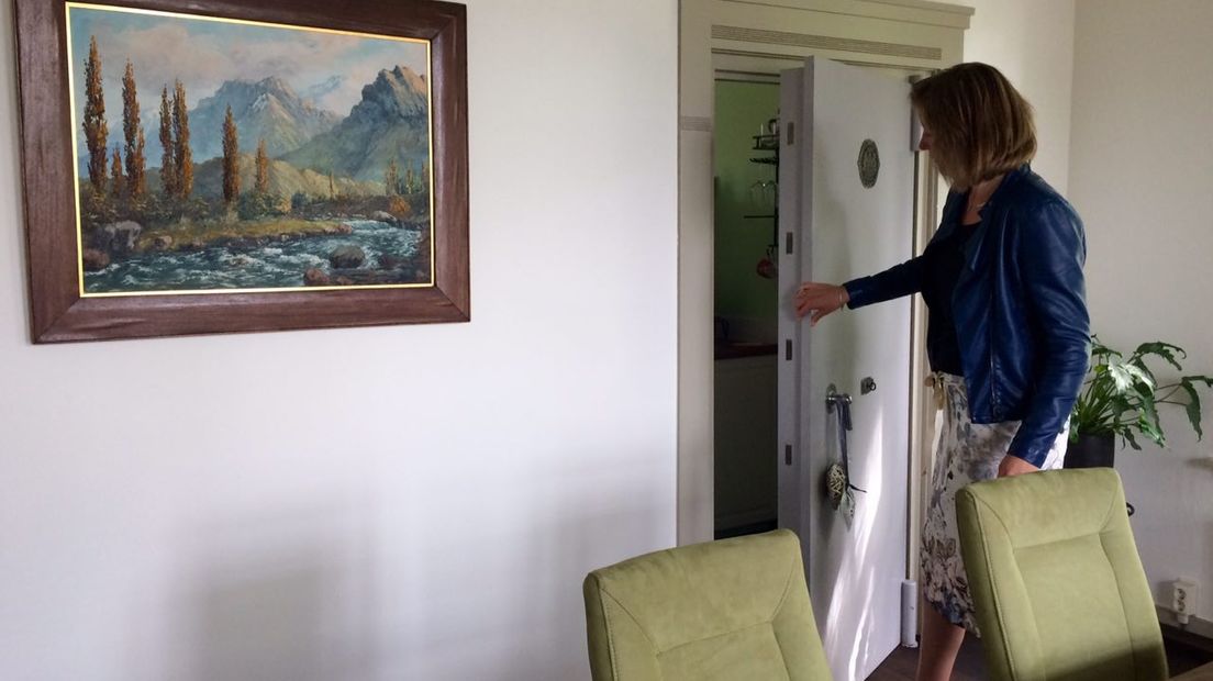 Anneke Siegers opent haar slaapkamerdeur (Rechten: Marjolein Knol / RTV Drenthe)