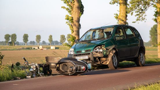 Scooterrijdster naar ziekenhuis na frontale botsing met auto. Scooterrijdster naar ziekenhuis na frontale botsing met auto.
