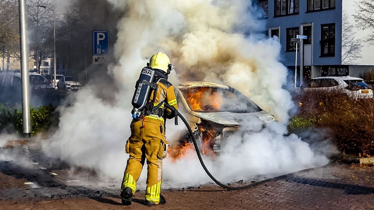 112 Nieuws: Elektrische auto in lichterlaaie tijdens opladen in Enschede