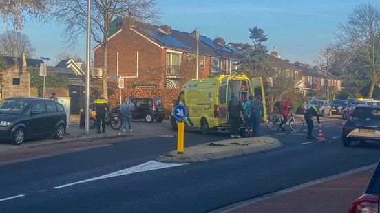 Moeder en kind gewond bij botsing met auto