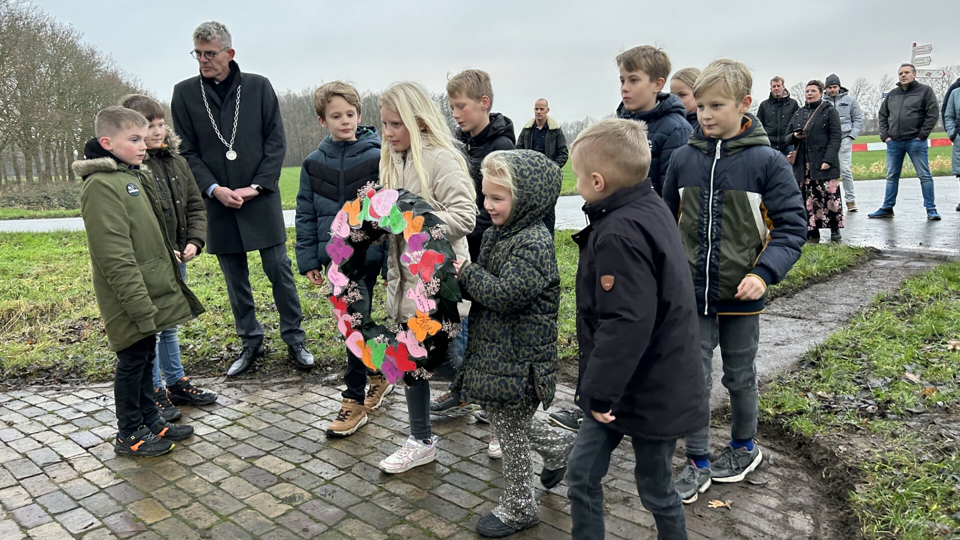 Bij Oldetrijne werden twee kransen neergelegd