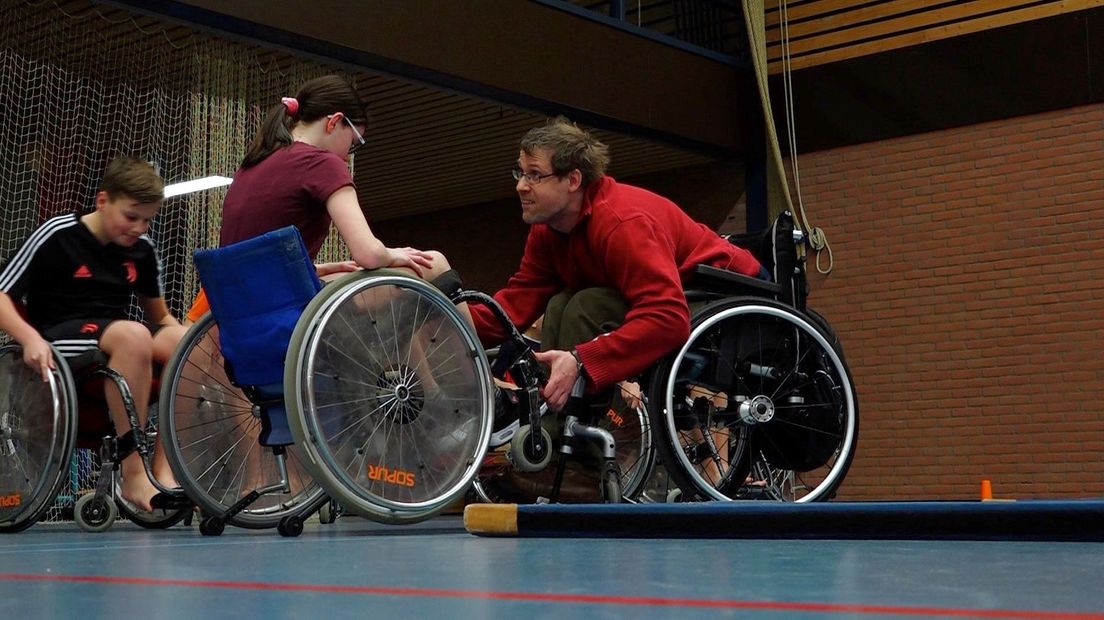 Mathijs Sprakel en één van de leerlingen tijdens de speciale les