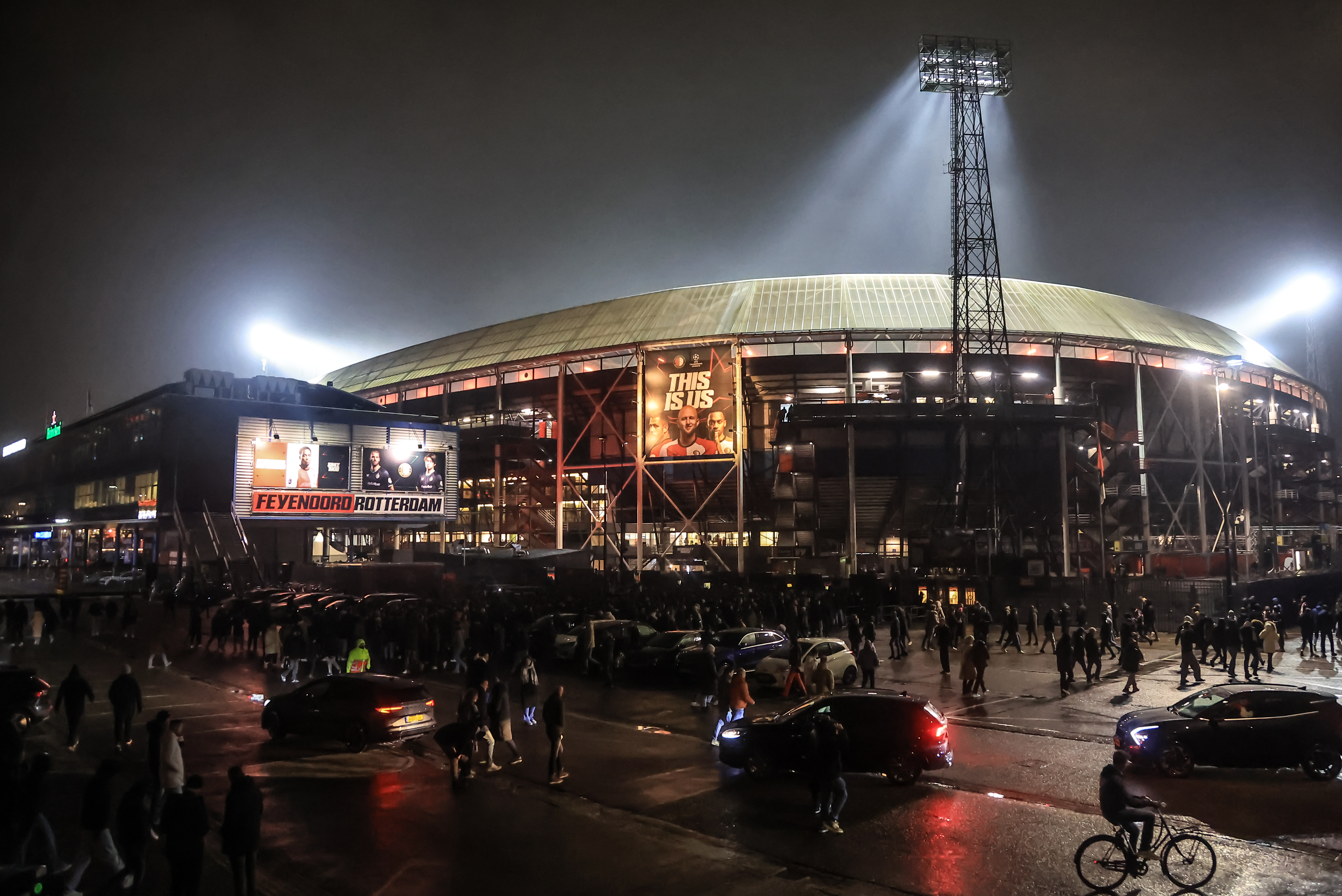 De Kuip bij een avondwedstrijd