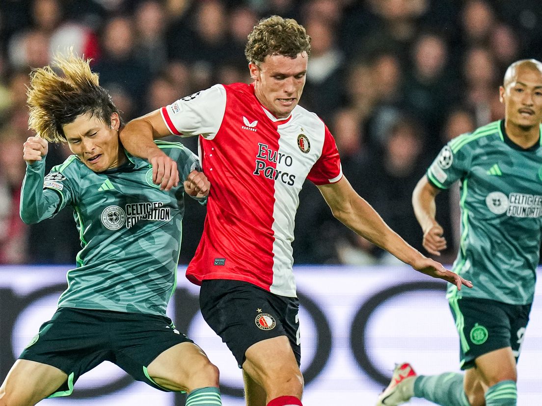 Kyogo Furuhashi en Mats Wieffer zijn met elkaar in duel tijdens Feyenoord-Celtic in de Champions League