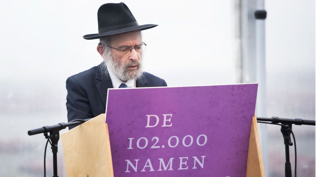 Rabbijn Vorst is namen aan het voorlezen op het voormalige kampterrein