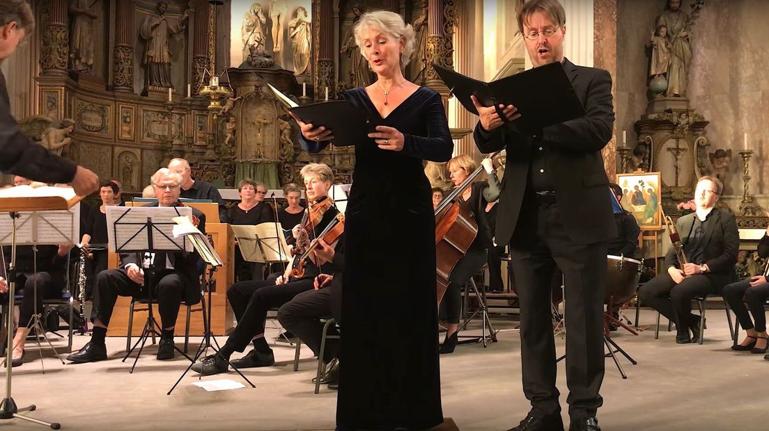 Maria den Hertog tijdens een concert met het Amersfoorts Cantatekoor & orkest o.l.v. Bas Ramselaar en tenor Erik Janse.