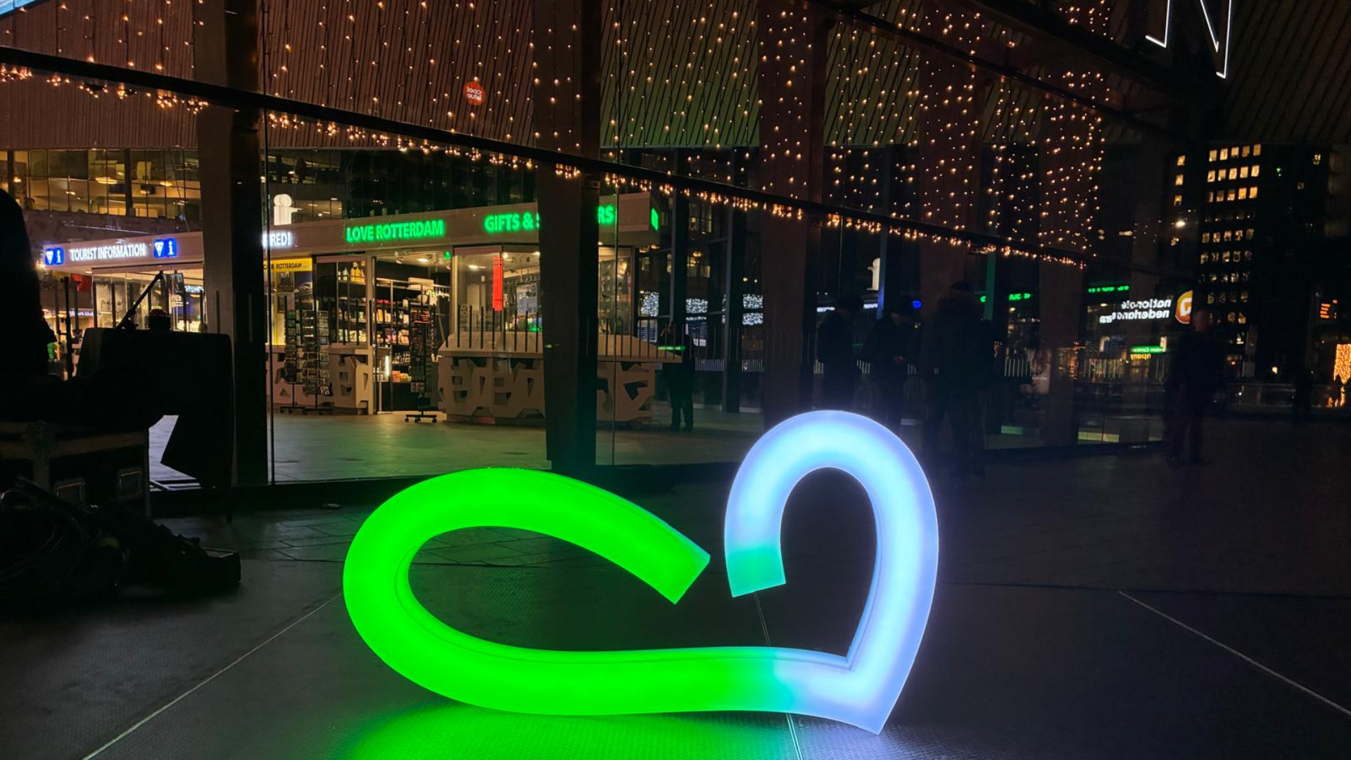 Het startsein voor de feestmaand werd donderdagavond gegeven op het Stationsplein.