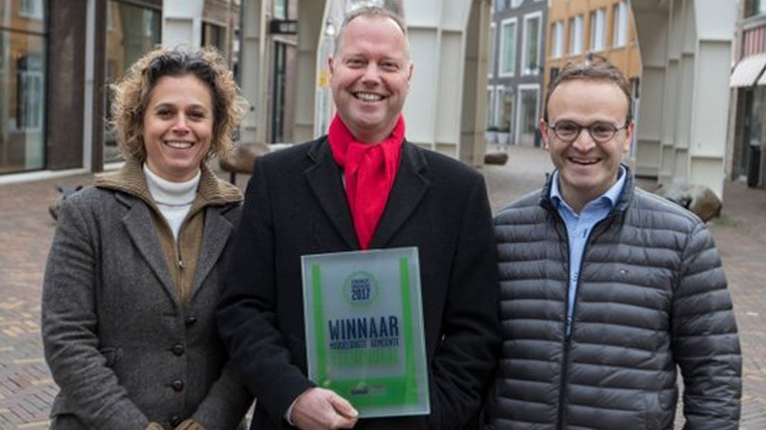 Wethouder Engbert Stroobosscher (m) krijgt de prijs.