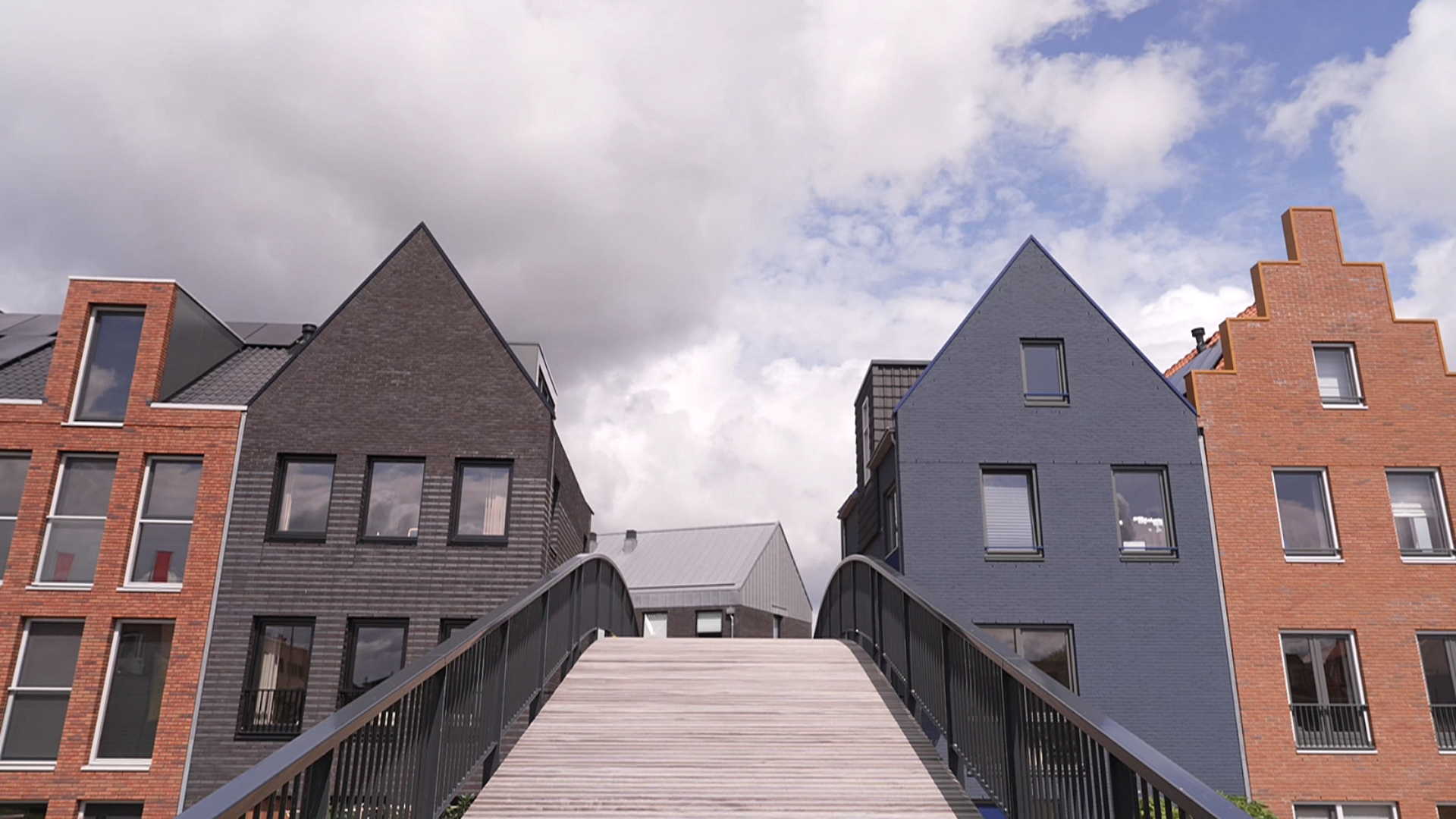Bewoners van de nieuwe wijk Spuifront zouden over het bruggetje wandelend snel in het centrum zijn.