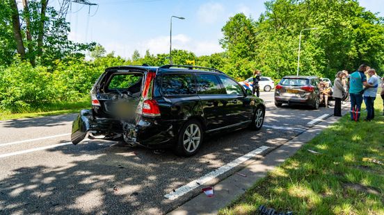 Politie-inval • flinke botsing in Harderwijk. Politie-inval • flinke botsing in Harderwijk.