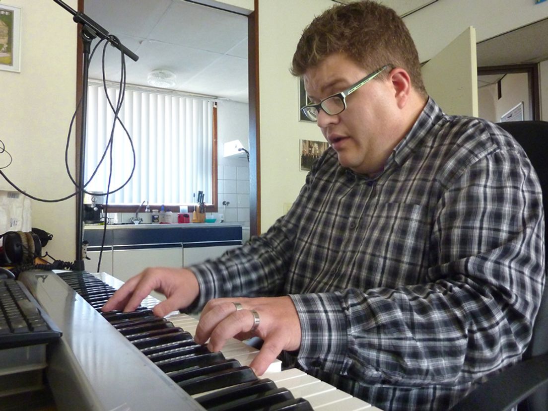 Job Vink in zijn muziekhoek (foto Erik Post)