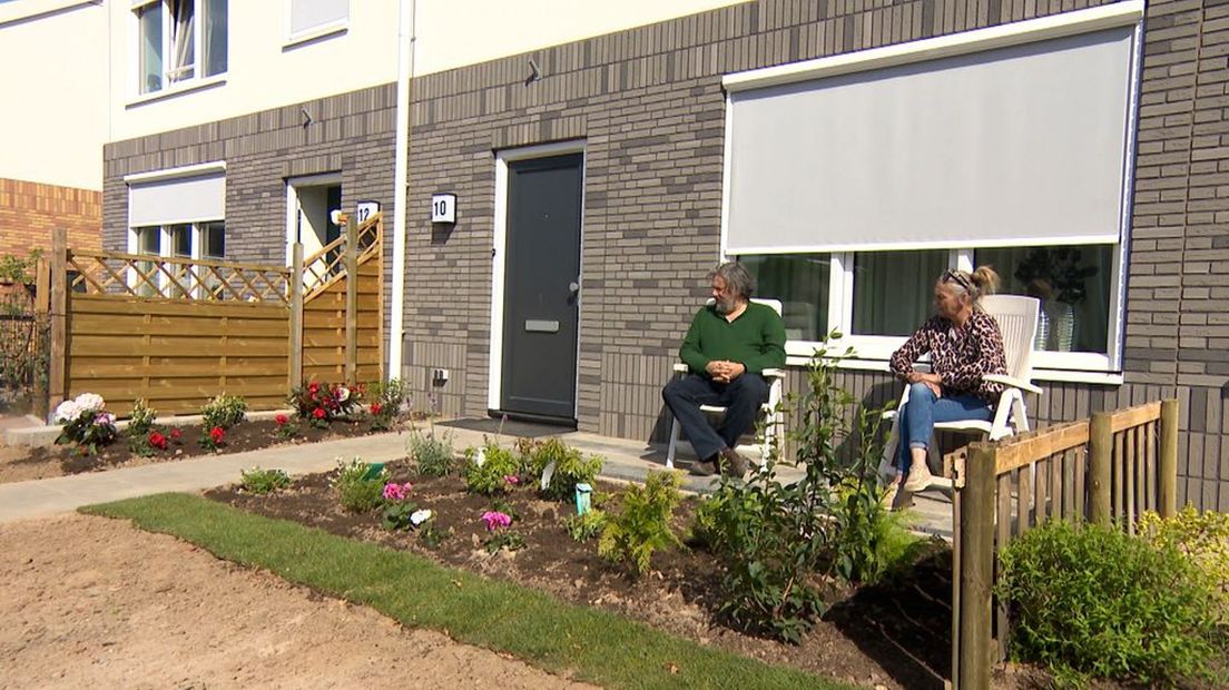 Rob en Ans aan het genieten van de tuin