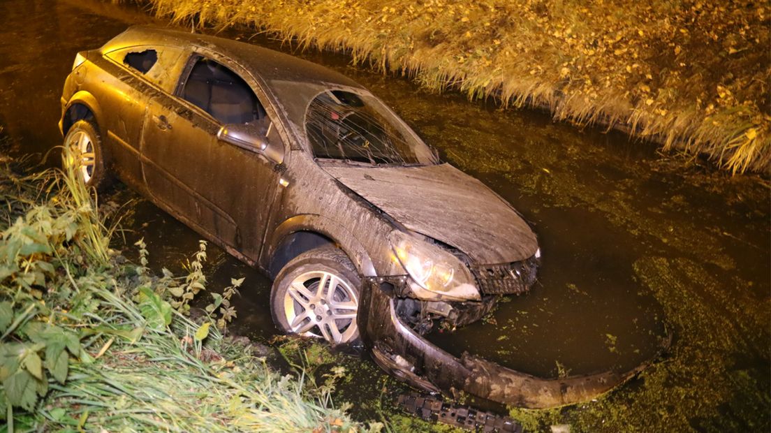 Auto te water Noordweg