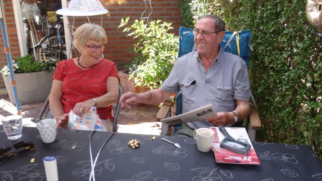 Het echtpaar Bronkhorst uit Beuningen vierde in maart 2020 nog wel de 80e verjaardag van vader, corona-proof in de tuin.