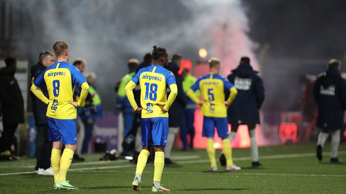 Cambuur-spelers kijken toe hoe hooligans de wedstrijd saboteren met vuurwerk