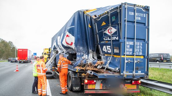 Automobilisten opgelet: avondspits vroeg begonnen door storm en ongelukken. Automobilisten opgelet: avondspits vroeg begonnen door storm en ongelukken.