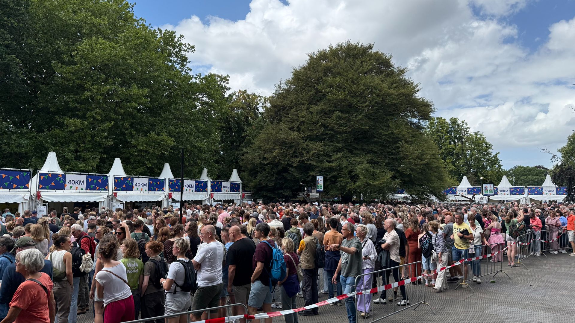 'Ik had zo'n twee uur geschat', deelnemers Vierdaagse staan in de rij voor hun startbewijs