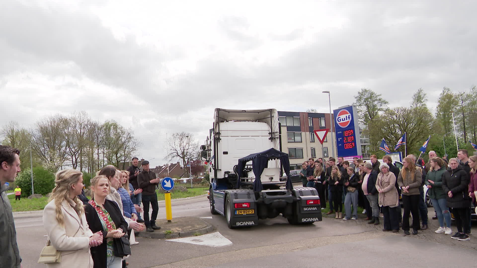 Onder Applaus Werd Lars Achterop Zijn Eigen Vrachtwagen Naar Het ...