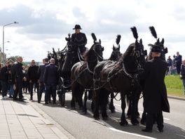 VIDEO: Alblasserdam neemt afscheid van Nathalie: 'Stilte past het beste, denk ik'