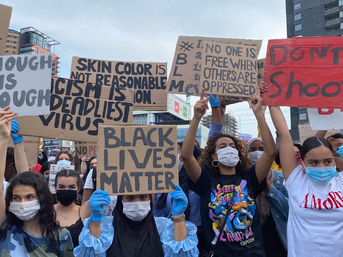 De anti-racismedemonstratie bij de Erasmusbrug in Rotterdam