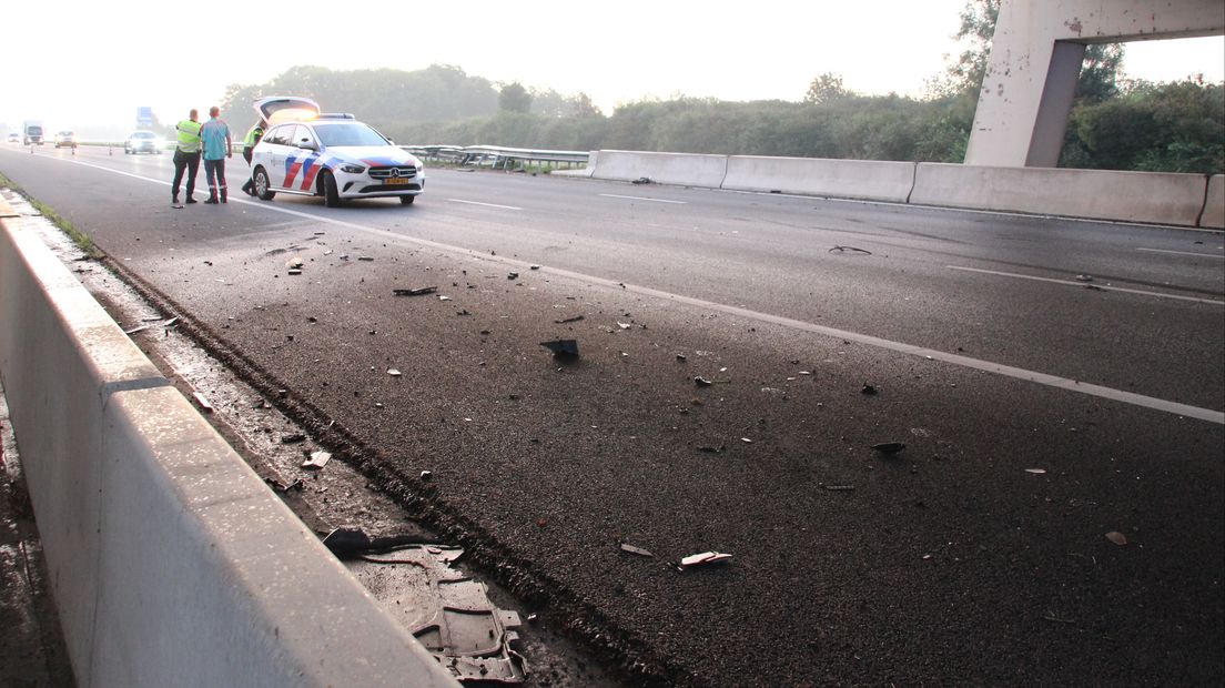 Weg lag na de crash bezaaid met brokstukken
