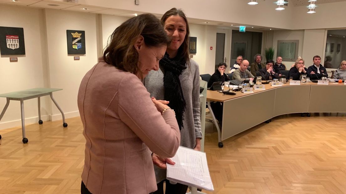 Diana Streijl van het actiecomité overhandigt de handtekeningen aan burgemeester José van Egmond