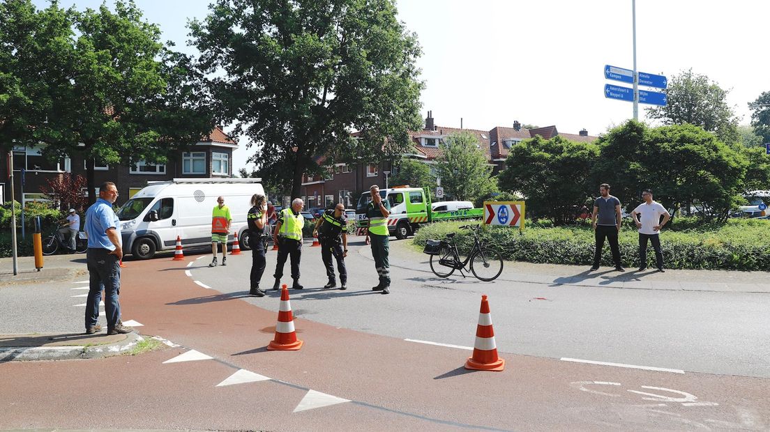 Politie onderzoekt aanrijding met fietser op rotonde