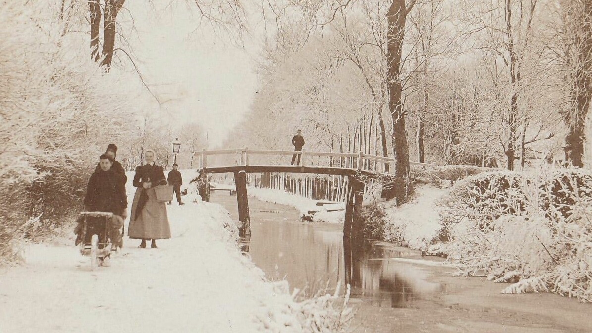 De Hege Brêge by âlds, yn in ûnwerkenber Drachten