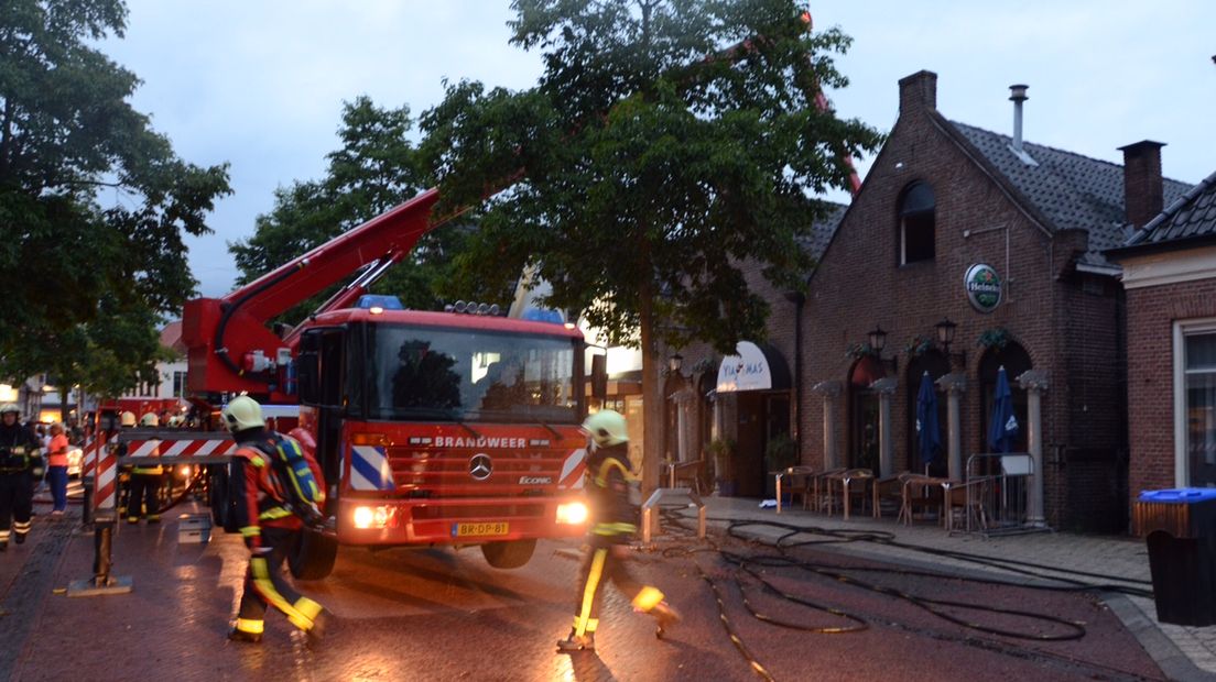 Grieks restaurant Yiamas in vlammen. Verslaggever Jeroen Kelderman is ter plaatse en maakte de foto.