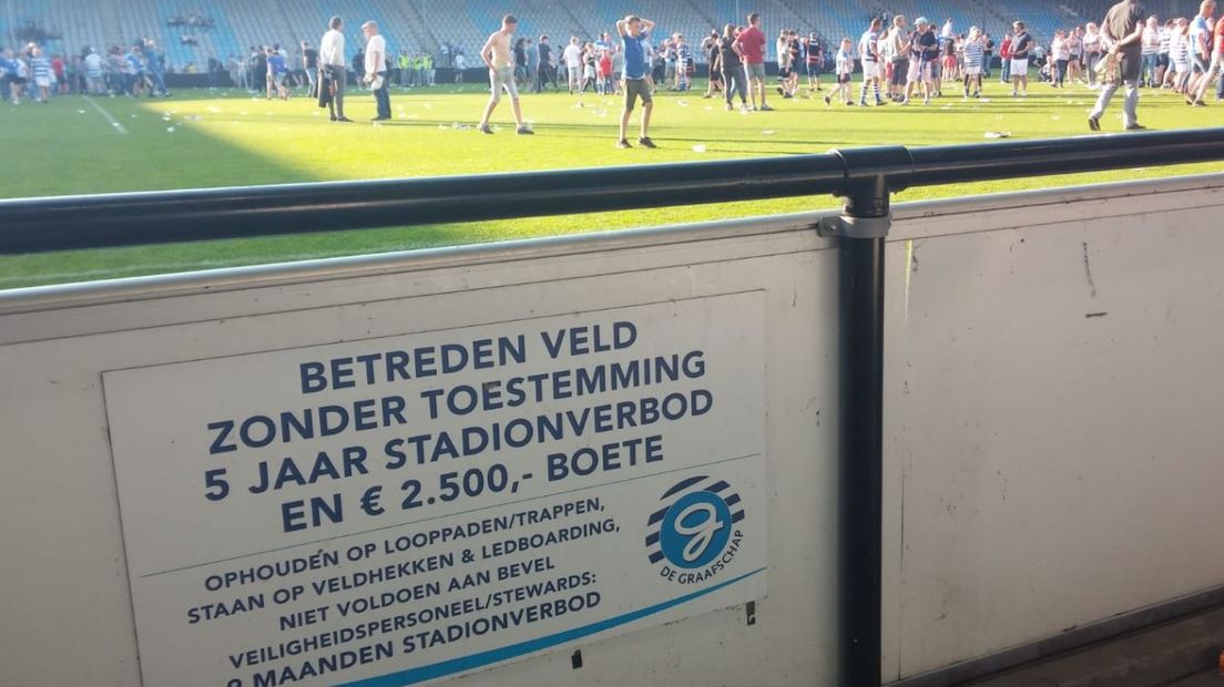 Supporters van De Graafschap stormden na de gewonnen wedstrijd tegen Almere City massaal het veld op. Clubvoorzitter Martin Mos reageerde na afloop boos en teleurgesteld. 'Ik vind dat ongedisciplineerd en tegen de afspraak in. Heel erg jammer.'