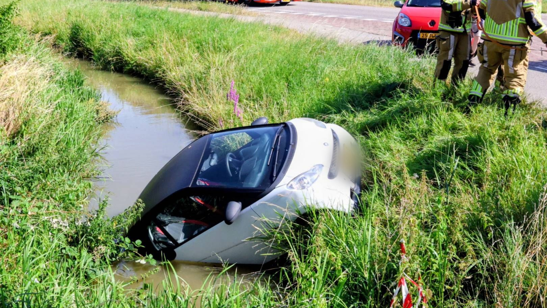 Auto te water · fietser overleden