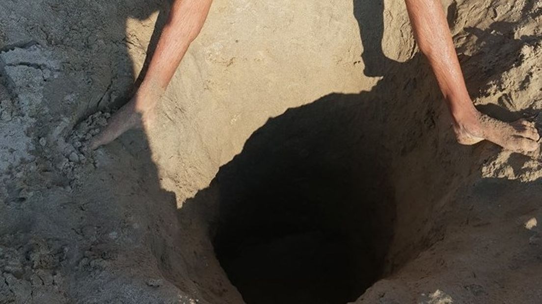 Gevaarlijk diepe kuil op strand van Vlissingen