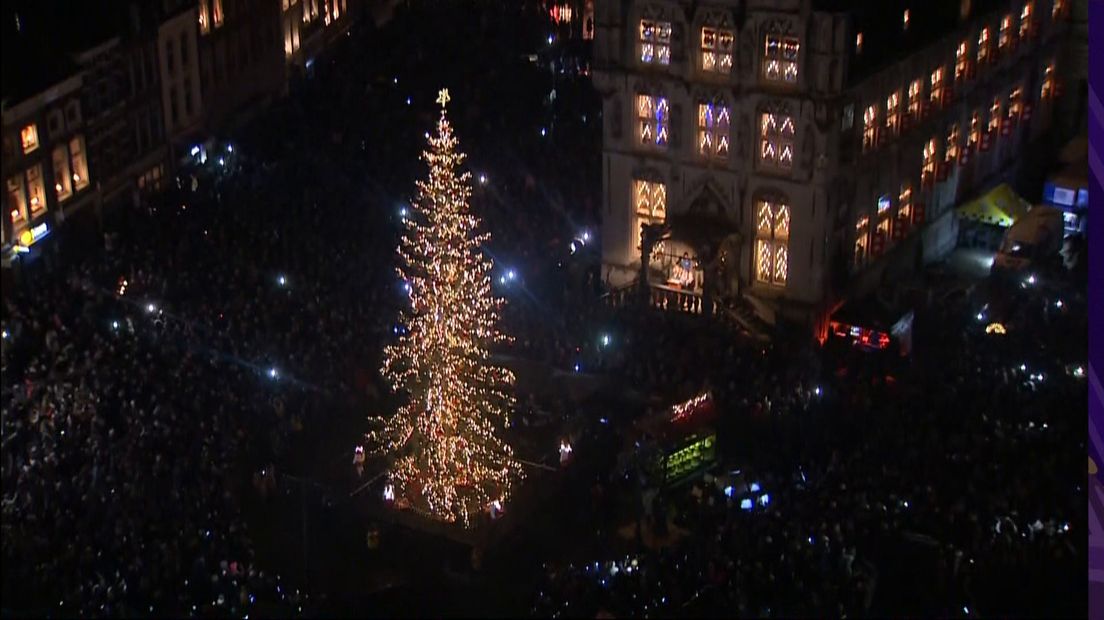 De kerstboom op de Markt in Gouda is verlicht.