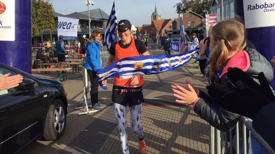 Miriam van Reijen bij de finish van Trail by the Sea