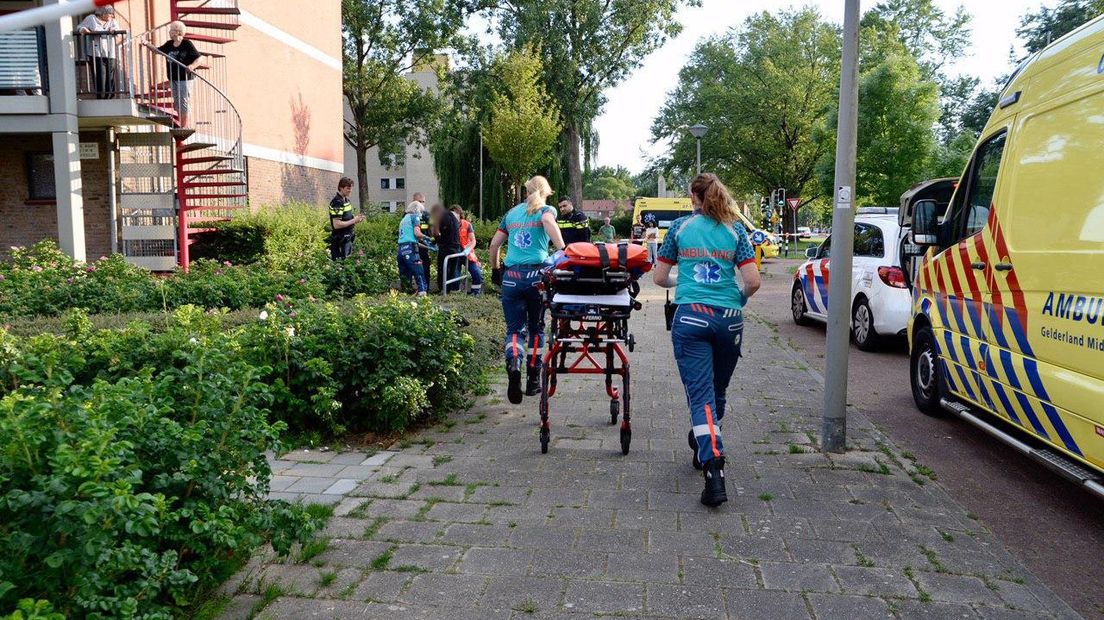 Ambulancepersoneel onderweg naar de gewonde.