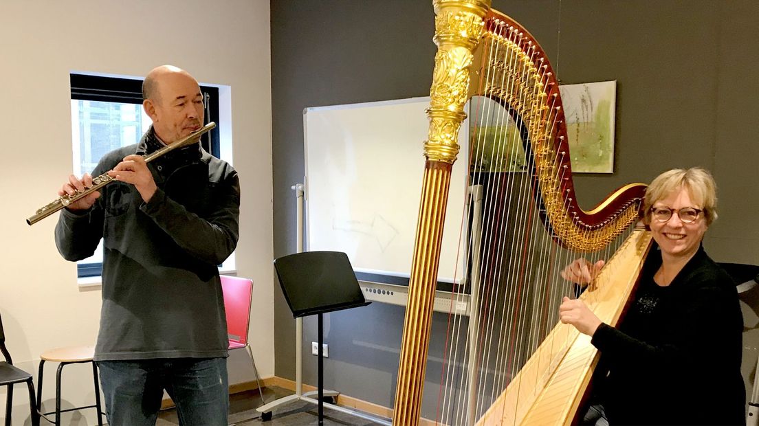 Harpist Saskia Rekké en fluittist Frans Franssen van de muziekschool in Bunnik.